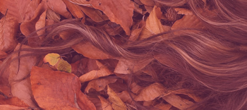 cheveux dans les feuilles