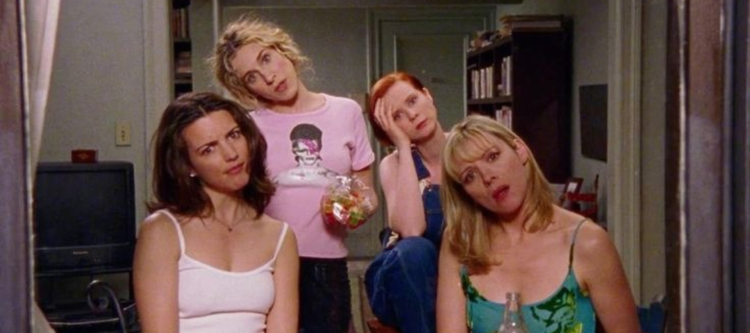 femmes qui regardent par la fenêtre 