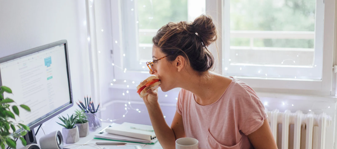 femme qui mange au bureau