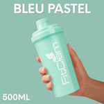Shaker FitClem bleu pastel tenu à la main, avec la mention « Bleu Pastel 500 ml ».