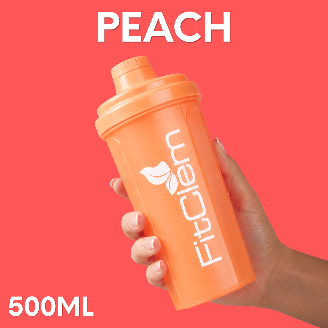 Shaker FitClem couleur pêche tenu à la main, avec la mention « Peach 500 ml ».