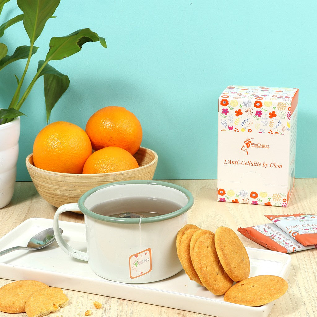 Boîte et sachets d’Infusion Anti-Cellulite ByClem présentés avec une tasse d’infusion.